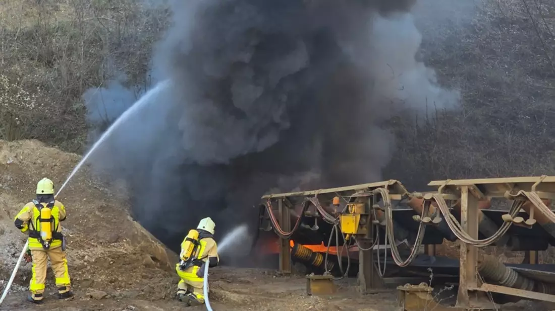 FW Grevenbroich: Zwei Verletzte bei Brand in Bergbaubetrieb Zahlreiche Feuerwehrkräfte im Einsatz - Bild: presseportal.de