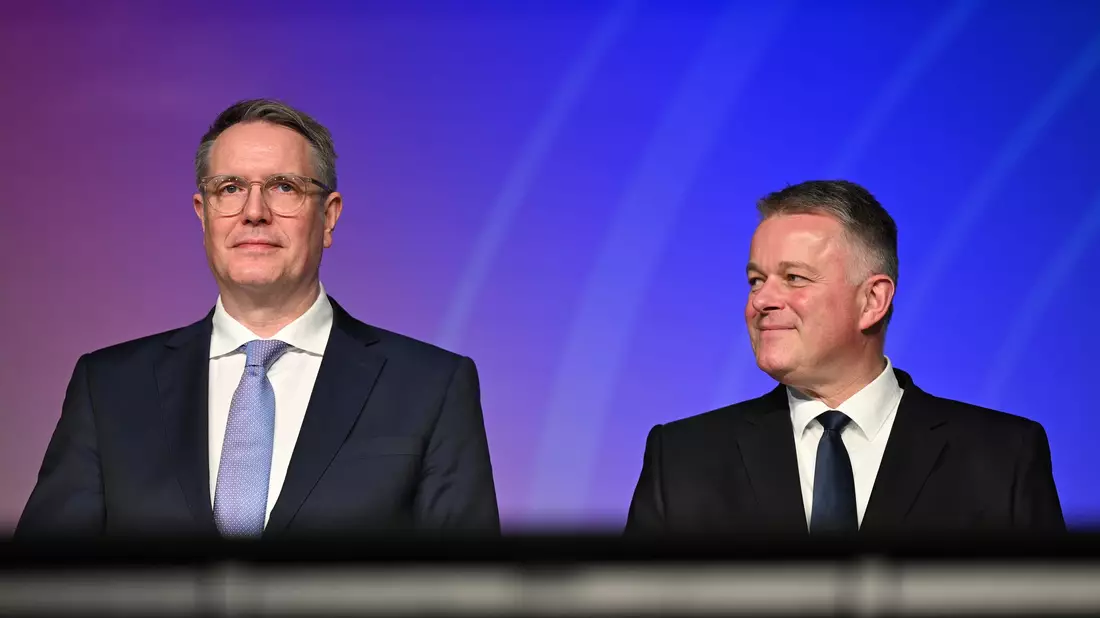 Wer wird der nächste Ministerpräsident? Amtsinhaber Alexander Schweitzer (SPD l.) oder sein CDU-Herausforderer Gordon Schnieder (r.)? (Archivbild) - Bild: Michael Brandt/dpa