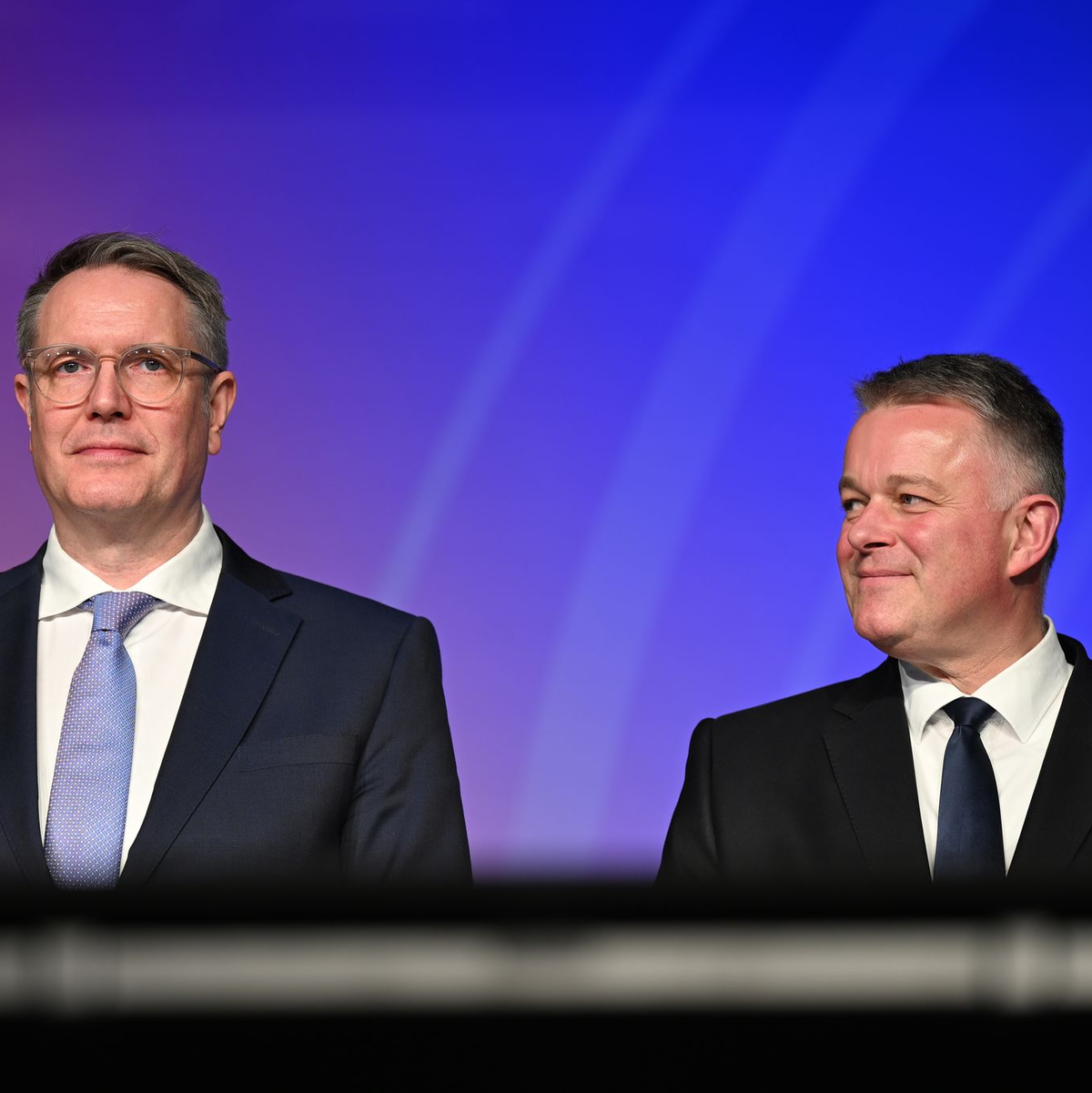 Wer wird der nächste Ministerpräsident? Amtsinhaber Alexander Schweitzer (SPD l.) oder sein CDU-Herausforderer Gordon Schnieder (r.)? (Archivbild) - Foto: Michael Brandt/dpa