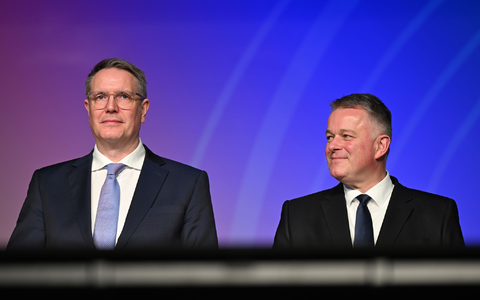 Wer wird der nächste Ministerpräsident? Amtsinhaber Alexander Schweitzer (SPD l.) oder sein CDU-Herausforderer Gordon Schnieder (r.)? (Archivbild) - Foto: Michael Brandt/dpa