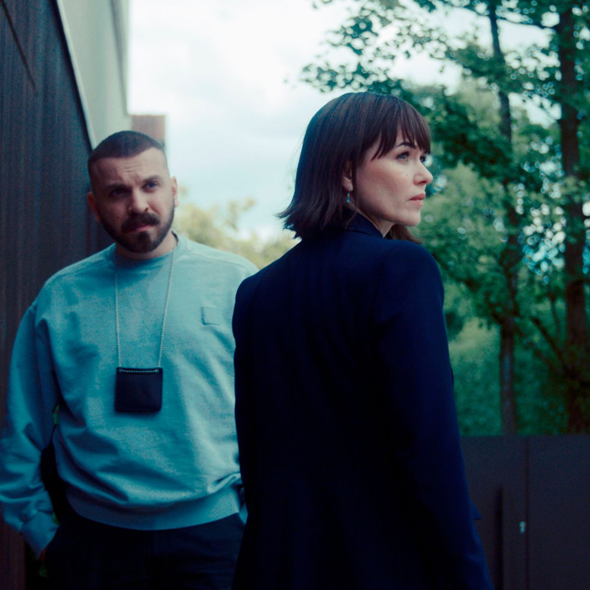 Je tiefer Hamza Kulina (Edin Hasanovic) und seine Kollegin Maryam Azadi (Melika Foroutan) in den Fall eintauchen, desto mysteriöser wird dieser.  - Foto: Rick Ostermann/ARD Degeto Film/dpa