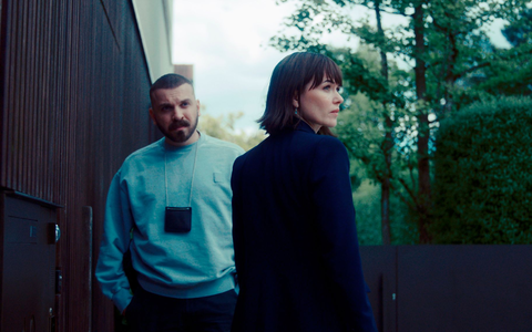 Je tiefer Hamza Kulina (Edin Hasanovic) und seine Kollegin Maryam Azadi (Melika Foroutan) in den Fall eintauchen, desto mysteriöser wird dieser.  - Foto: Rick Ostermann/ARD Degeto Film/dpa