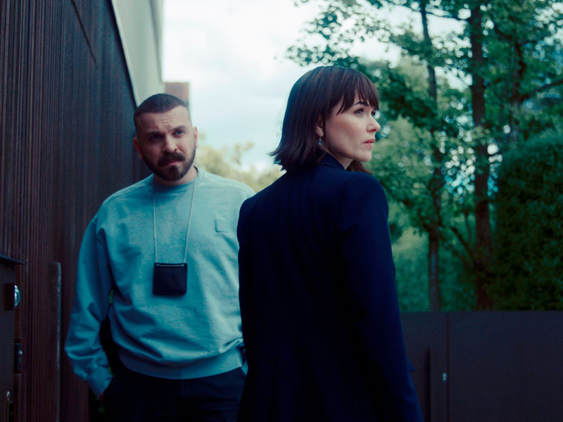 Je tiefer Hamza Kulina (Edin Hasanovic) und seine Kollegin Maryam Azadi (Melika Foroutan) in den Fall eintauchen, desto mysteriöser wird dieser.  - Foto: Rick Ostermann/ARD Degeto Film/dpa