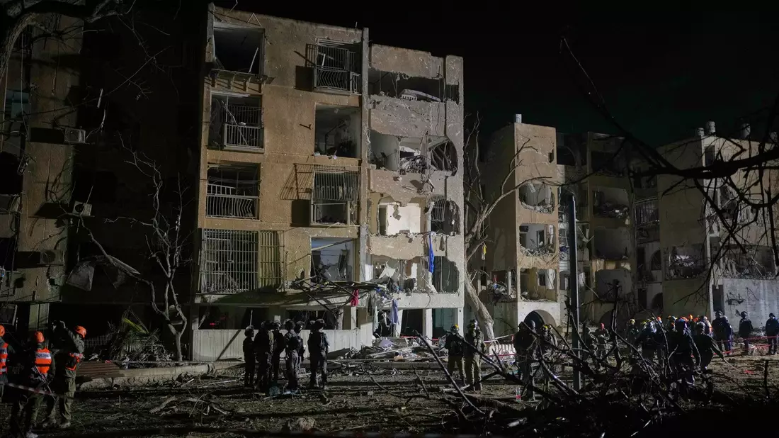 Iranische Raketen sind im Süden Israels eingeschlagen.   - Bild: Ohad Zwigenberg/AP/dpa