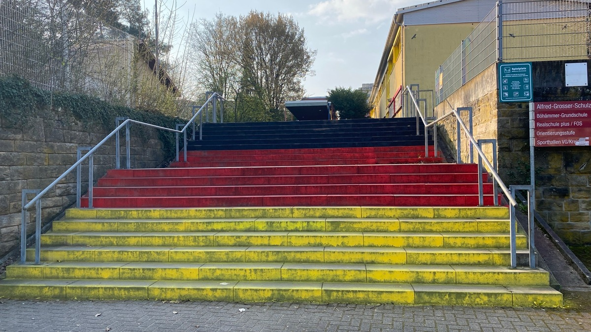 POL-PDLD: Unbekannte beschmieren Treppe an Grundschule - Zeugen gesucht - Foto: presseportal.de