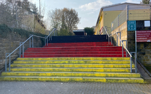 POL-PDLD: Unbekannte beschmieren Treppe an Grundschule - Zeugen gesucht - Foto: presseportal.de