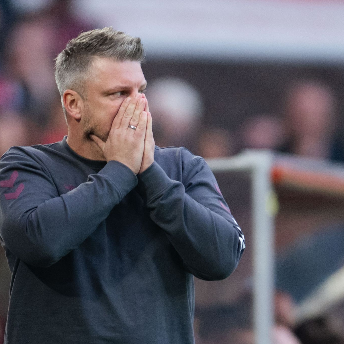 Kwasniok und der FC verpassten den erhofften Sieg gegen Gladbach. - Foto: Marius Becker/dpa