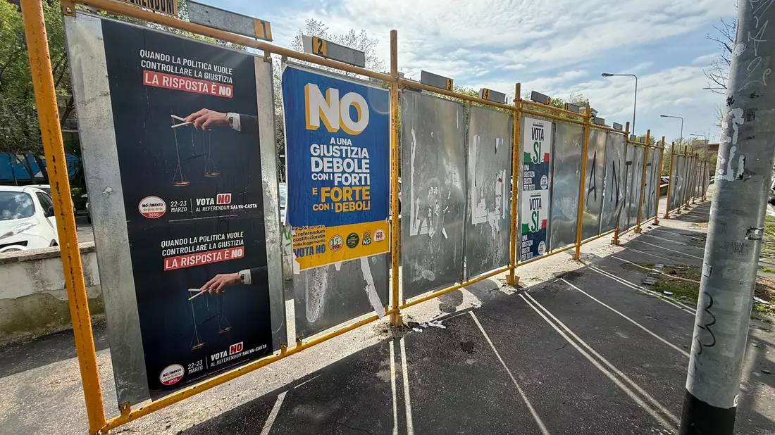 Auf Plakaten wird für Ja oder Nein geworben. - Bild: Christoph Sator/dpa