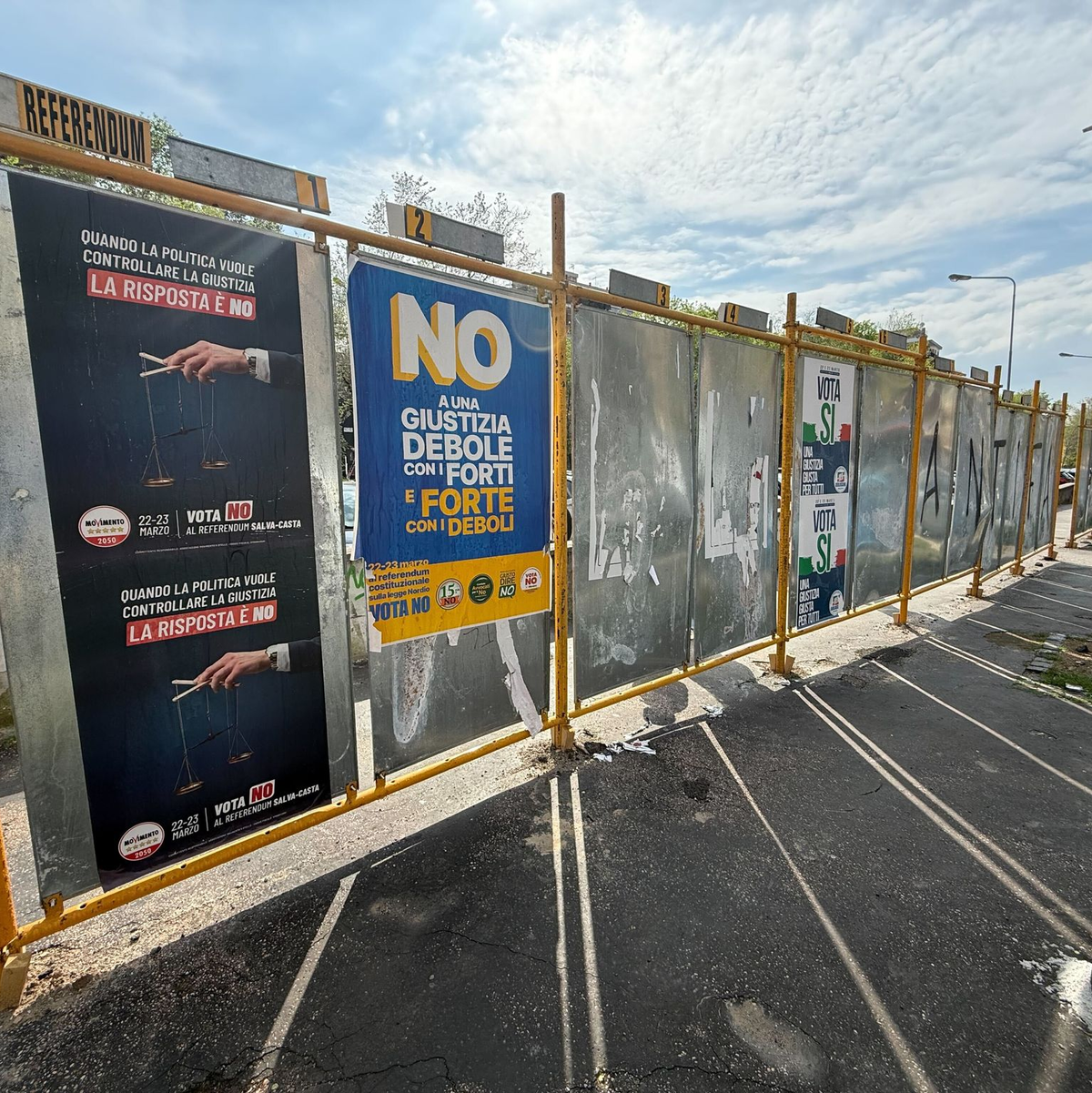 Auf Plakaten wird für Ja oder Nein geworben. - Foto: Christoph Sator/dpa