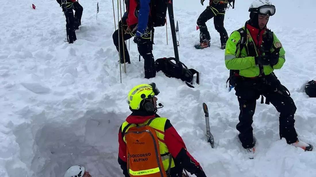 Die Skifahrer waren teils metertief unter Schnee begraben. - Bild: Italienische Bergwacht/dpa