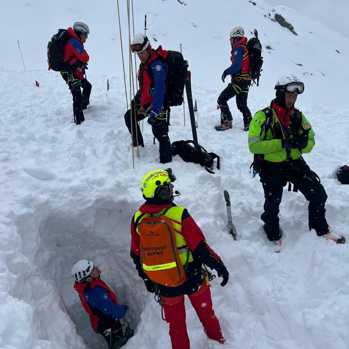 Die Skifahrer waren teils metertief unter Schnee begraben. - Foto: Italienische Bergwacht/dpa