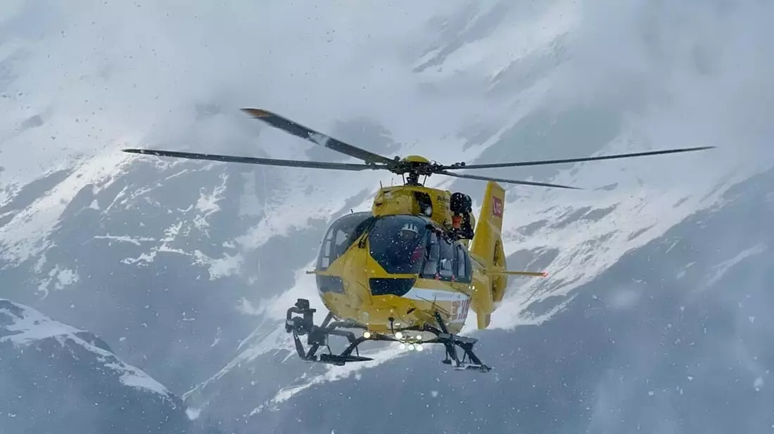 Mit Rettungshubschraubern wurden die Verletzten ausgeflogen. - Bild: Italienische Bergwacht/dpa