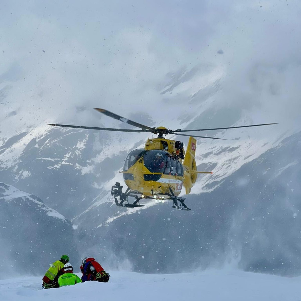 Mit Rettungshubschraubern wurden die Verletzten ausgeflogen. - Foto: Italienische Bergwacht/dpa