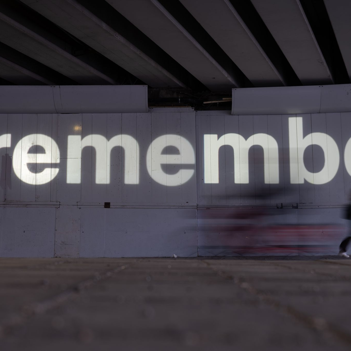 Auch an der Metrostation Maelbeek - dort wird an der Unterführung das Wort «remember» an die Wand projiziert - fand ein Anschlag statt. (Archivbild) - Foto: Markus Lenhardt/dpa