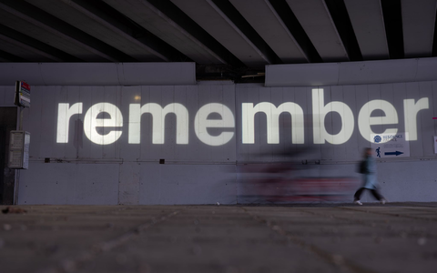Auch an der Metrostation Maelbeek - dort wird an der Unterführung das Wort «remember» an die Wand projiziert - fand ein Anschlag statt. (Archivbild) - Foto: Markus Lenhardt/dpa