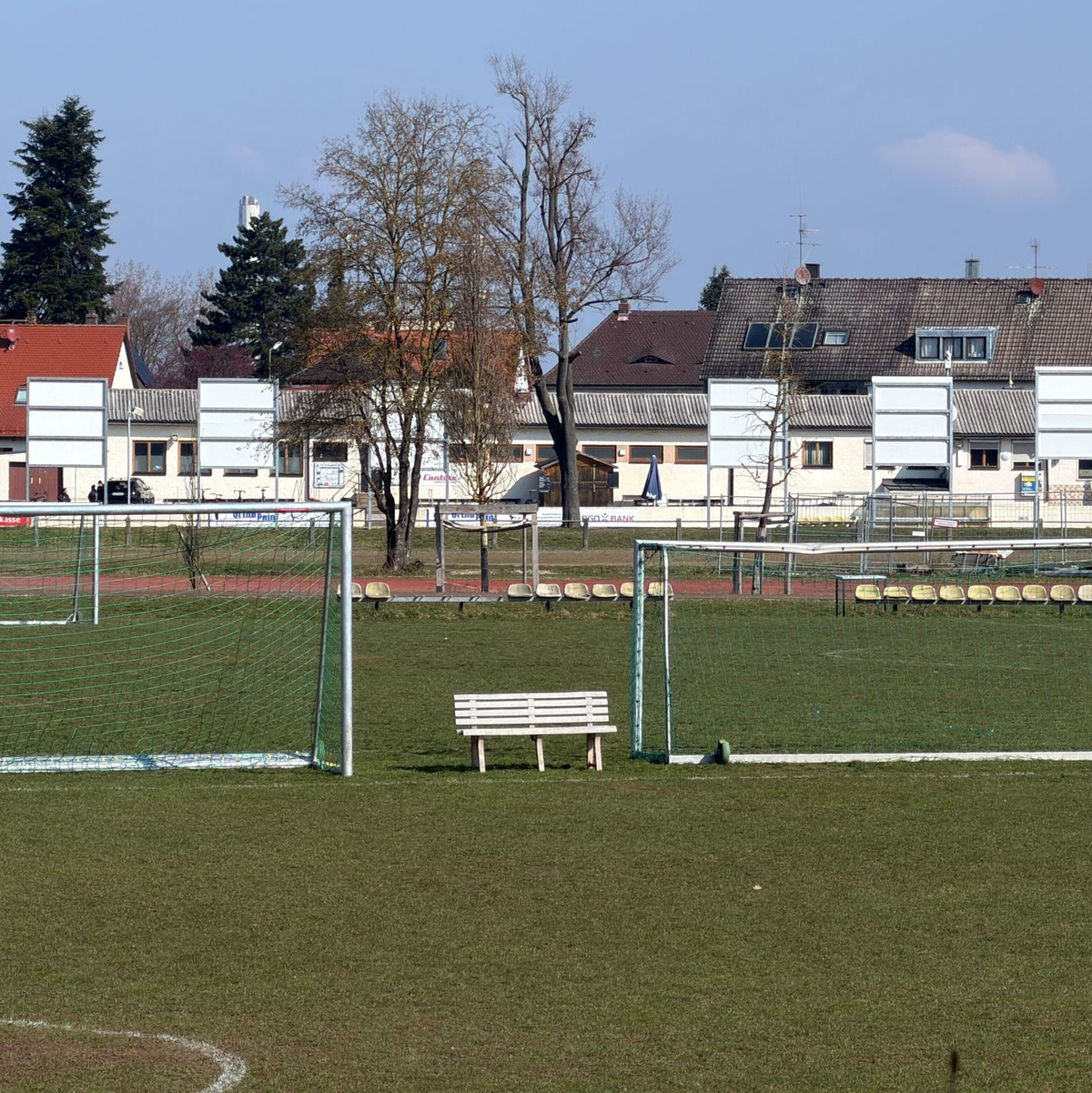 In Erlangen ist ein Fußballtor auf einen Jungen gestürzt. - Foto: Daniel Löb/dpa