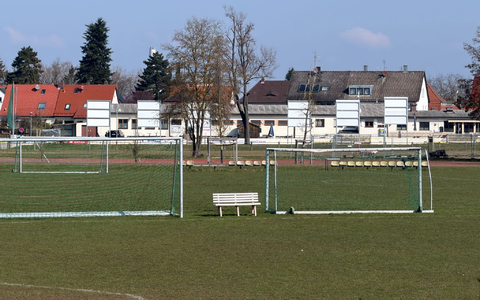 In Erlangen ist ein Fußballtor auf einen Jungen gestürzt. - Foto: Daniel Löb/dpa