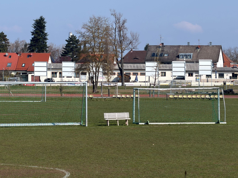 In Erlangen ist ein Fußballtor auf einen Jungen gestürzt. - Foto: Daniel Löb/dpa