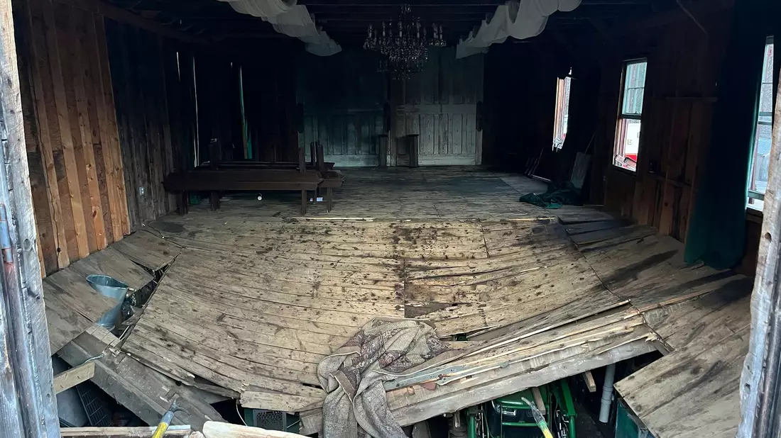 In einem Gebäude in ländlicher Natur sollte die Trauung stattfinden - Überfüllung könnte die Ursache für den Einbruch des Holzfußbodens sein. - Bild: Uncredited/New Hampshire State Fire Marshal/AP/dpa