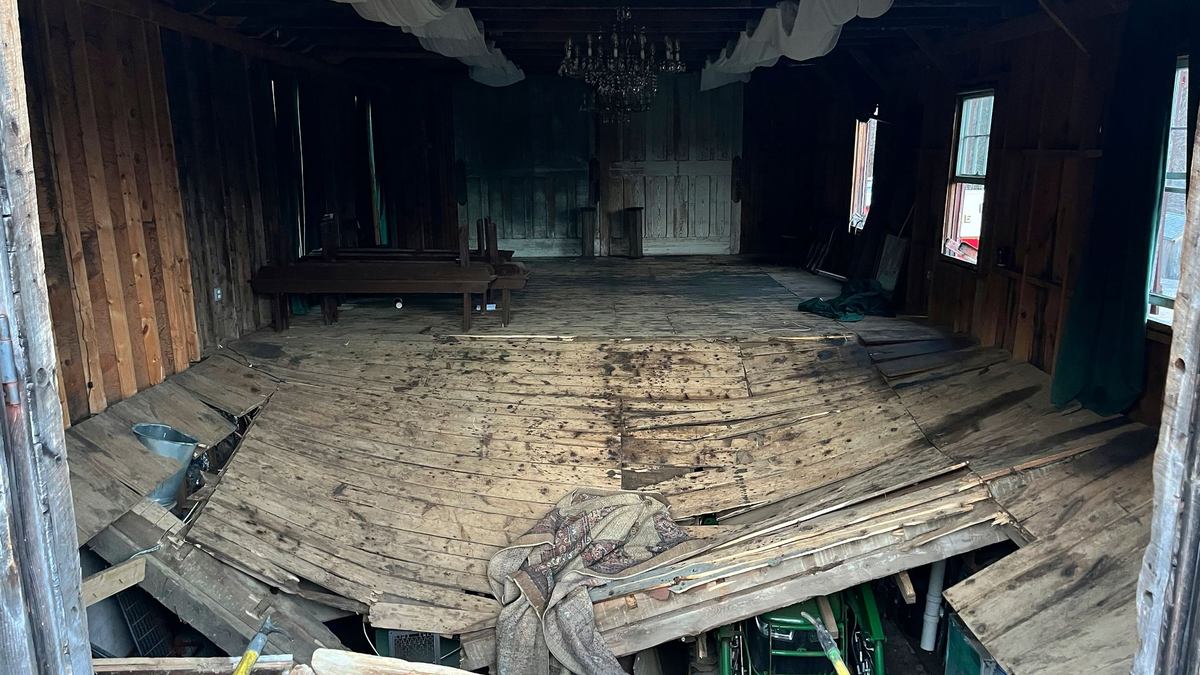 In einem Gebäude in ländlicher Natur sollte die Trauung stattfinden - Überfüllung könnte die Ursache für den Einbruch des Holzfußbodens sein. - Foto: Uncredited/New Hampshire State Fire Marshal/AP/dpa