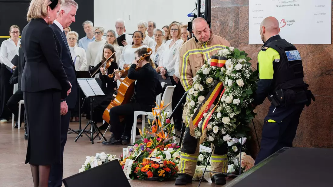 Gedenken am Brüsseler Flughafen: Zu den Teilnehmern der Zeremonie gehörten auch Königin Mathilde und König Philippe. - Bild: Benoit Doppagne/Belga/dpa