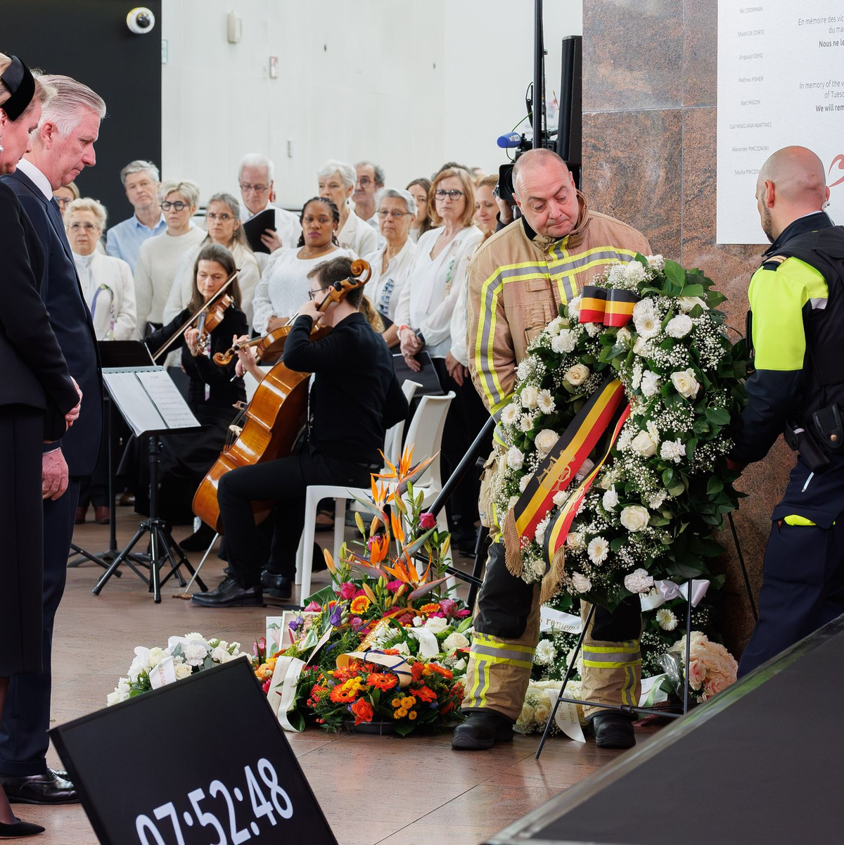 Gedenken am Brüsseler Flughafen: Zu den Teilnehmern der Zeremonie gehörten auch Königin Mathilde und König Philippe. - Foto: Benoit Doppagne/Belga/dpa