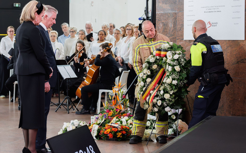 Gedenken am Brüsseler Flughafen: Zu den Teilnehmern der Zeremonie gehörten auch Königin Mathilde und König Philippe. - Foto: Benoit Doppagne/Belga/dpa