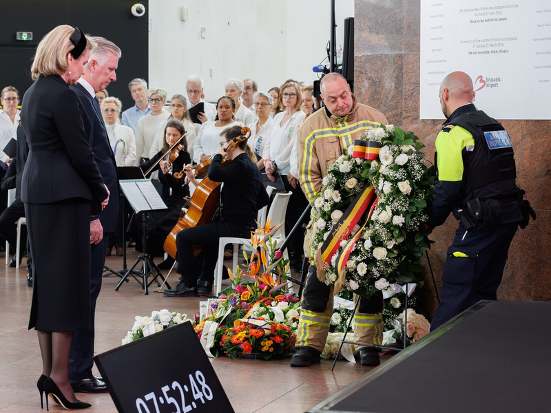 Gedenken am Brüsseler Flughafen: Zu den Teilnehmern der Zeremonie gehörten auch Königin Mathilde und König Philippe. - Foto: Benoit Doppagne/Belga/dpa