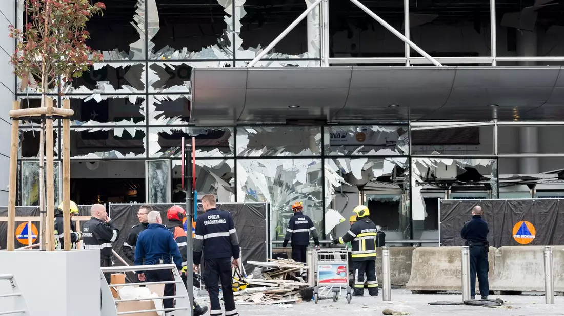 Die Abflughalle des Flughafens wurde durch die Explosionen schwer beschädigt. (Archivbild) - Bild: Geert Vanden Wijngaert / Pool/dpa