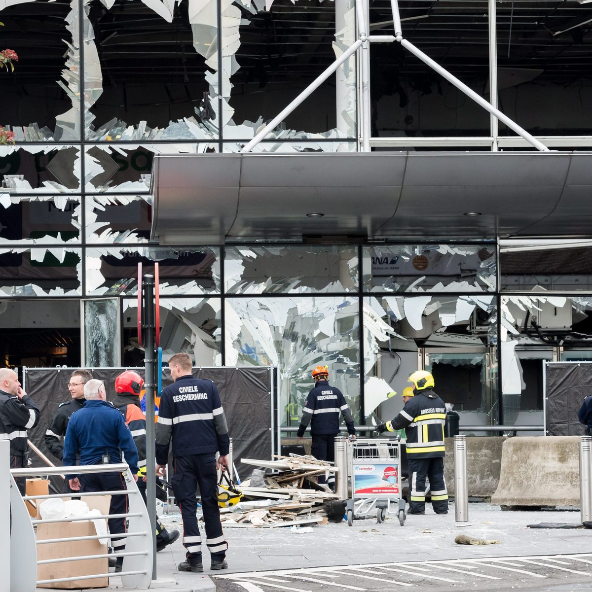 Die Abflughalle des Flughafens wurde durch die Explosionen schwer beschädigt. (Archivbild) - Foto: Geert Vanden Wijngaert / Pool/dpa