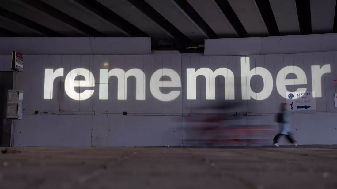 An Unterführung an der Metrostation Maalbeek, an der am 22. März 2016 einer der Terroranschlag stattfand, wird derzeit das englische Wort «remember» die Wand projiziert und damit zum Erinnern angeregt. - Bild: Markus Lenhardt/dpa