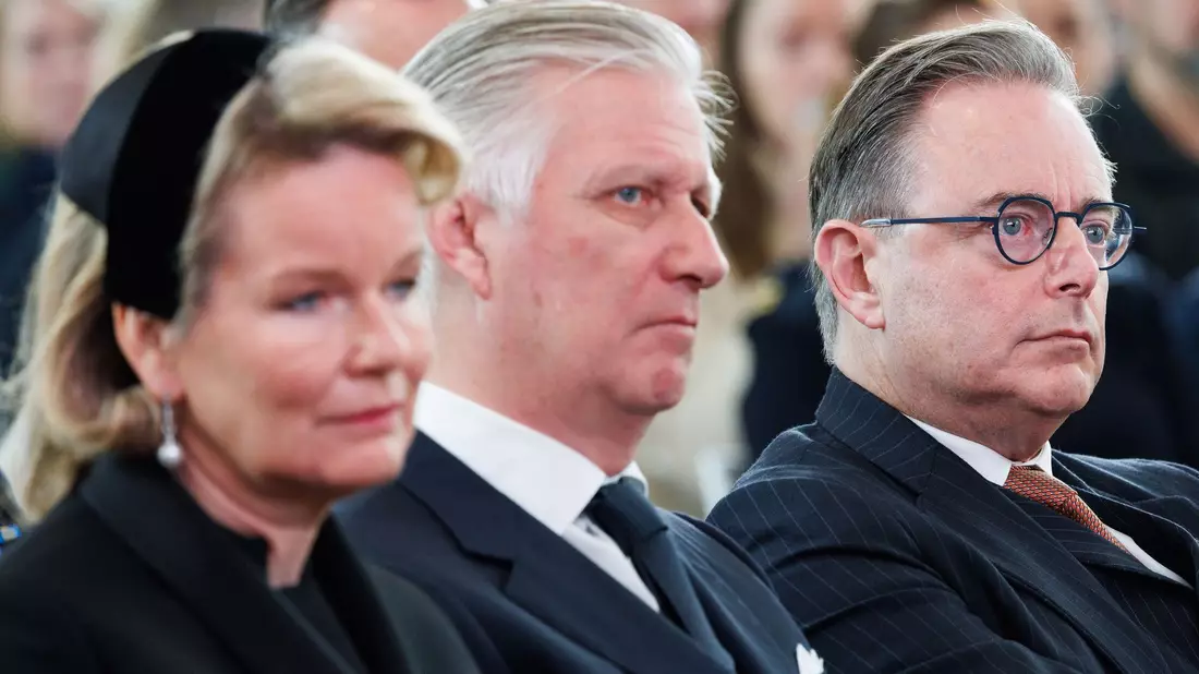 Regierungschef Bart De Wever (r) nahm gemeinsam mit Königin Mathilde und König Philippe an den Gedenkfeiern teil. - Bild: Benoit Doppagne/Belga/dpa