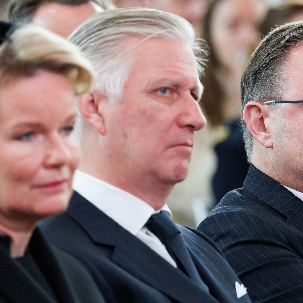 Regierungschef Bart De Wever (r) nahm gemeinsam mit Königin Mathilde und König Philippe an den Gedenkfeiern teil. - Foto: Benoit Doppagne/Belga/dpa