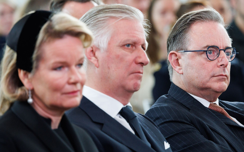 Regierungschef Bart De Wever (r) nahm gemeinsam mit Königin Mathilde und König Philippe an den Gedenkfeiern teil. - Foto: Benoit Doppagne/Belga/dpa