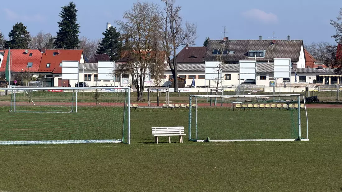 In Erlangen ist ein Fußballtor auf einen Jungen gestürzt. - Bild: Daniel Löb/dpa