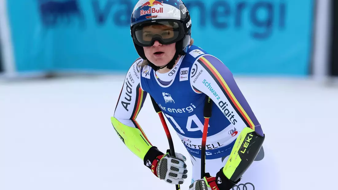 Emma Aicher blickt nach dem Super-G enttäuscht auf die Anzeigetafel. - Bild: Marco Trovati/AP/dpa