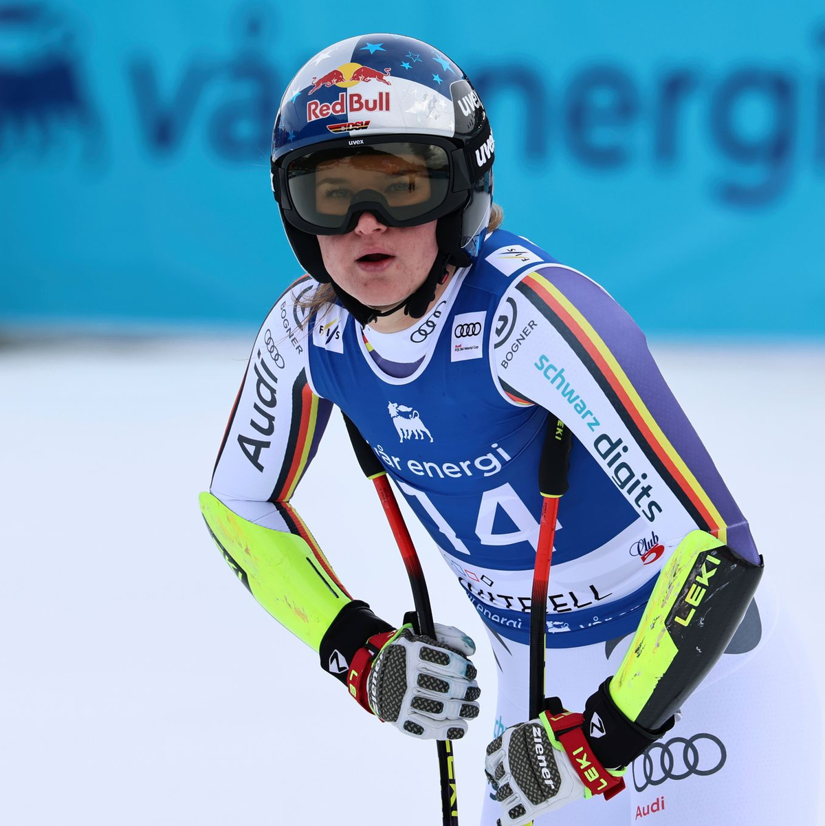 Emma Aicher blickt nach dem Super-G enttäuscht auf die Anzeigetafel. - Foto: Marco Trovati/AP/dpa