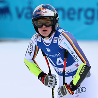 Emma Aicher blickt nach dem Super-G enttäuscht auf die Anzeigetafel. - Foto: Marco Trovati/AP/dpa