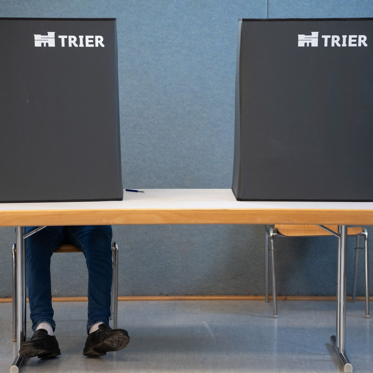 Die Wahllokale sind bis 18.00 Uhr geöffnet - Foto: Harald Tittel/dpa