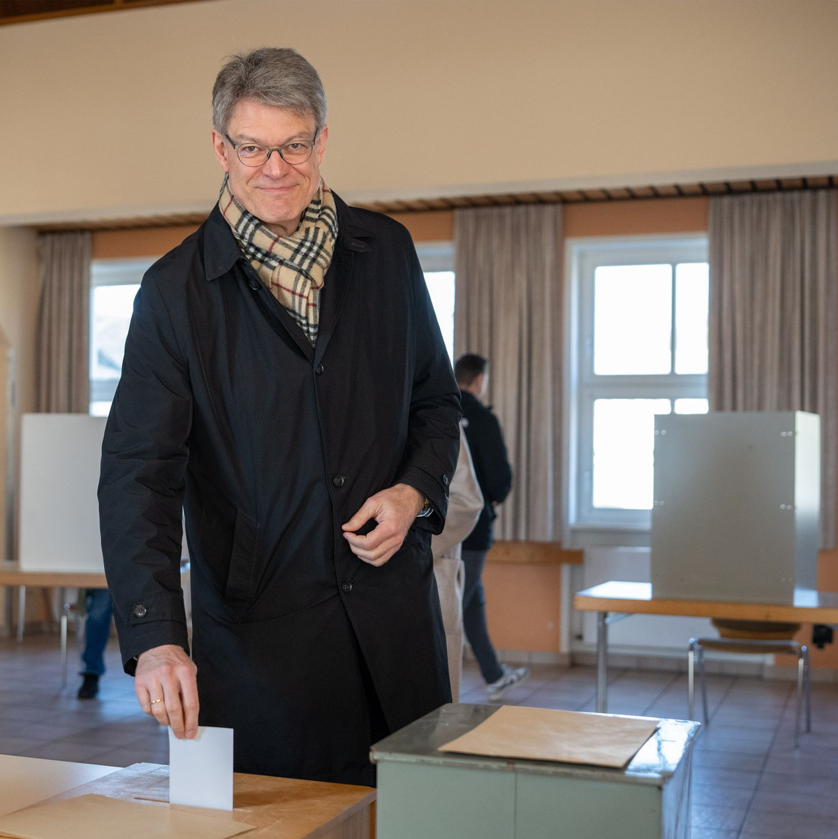 Für wen hat Bundesverkehrsminister Patrick Schnieder, Bruder des CDU-Herausforderers, wohl gestimmt? - Foto: Harald Tittel/dpa