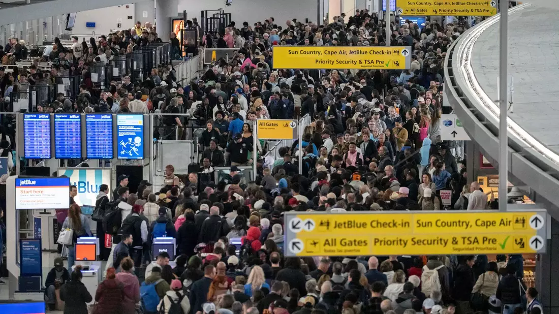 Passagiere warten in einer TSA-Schlange. - Bild: Yuki Iwamura/AP/dpa