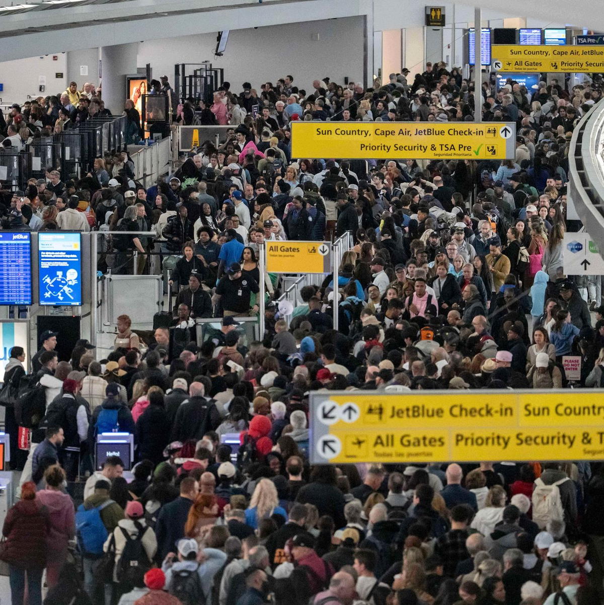 Passagiere warten in einer TSA-Schlange. - Foto: Yuki Iwamura/AP/dpa