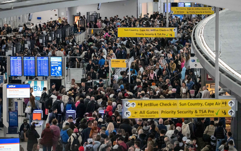 Passagiere warten in einer TSA-Schlange. - Foto: Yuki Iwamura/AP/dpa