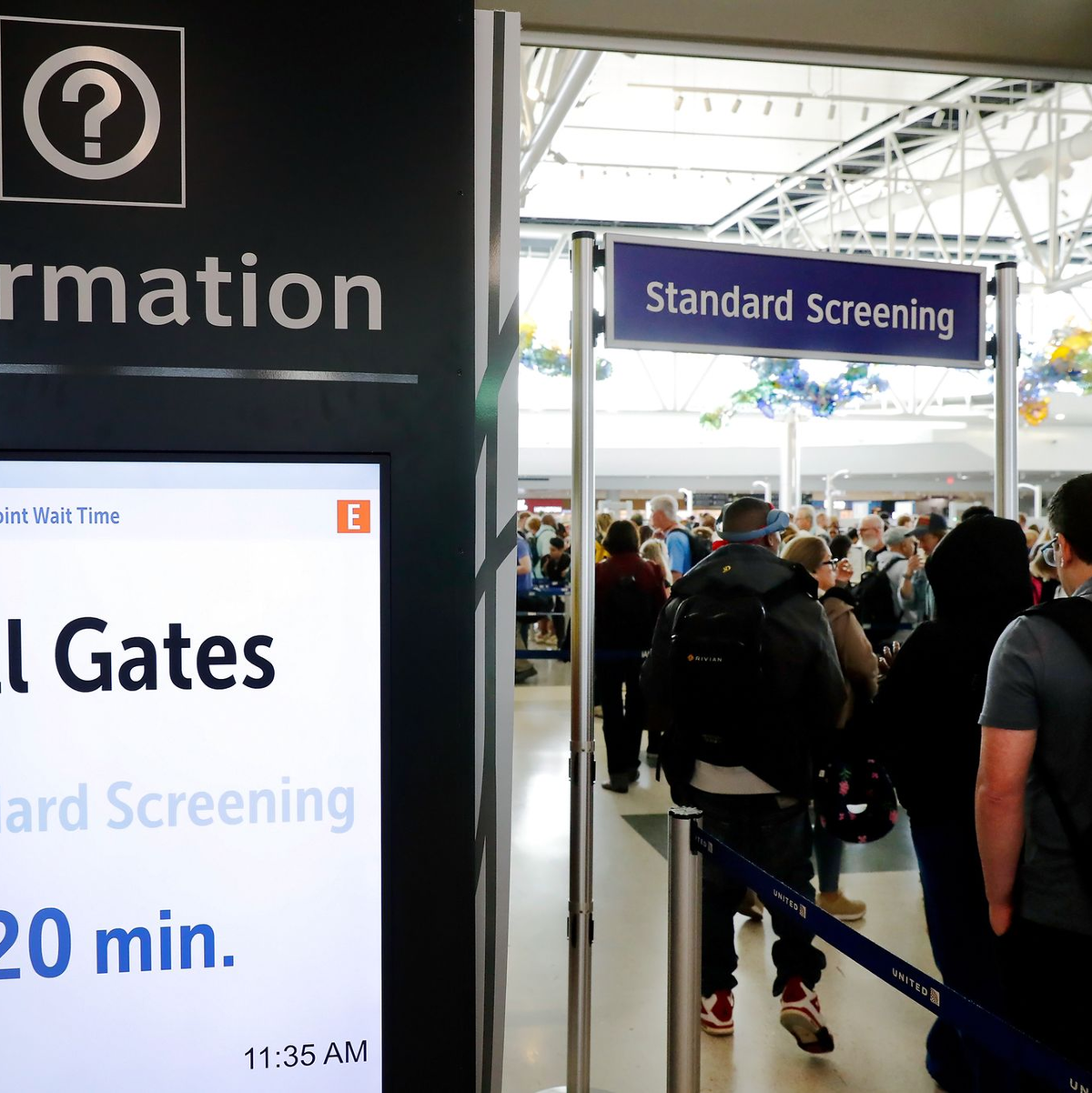 Lange Warteschlangen auf Flughafen in Houston. (Archivfoto) - Foto: Michael Wyke/FR33763 AP/AP/dpa