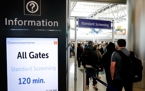 Lange Warteschlangen auf Flughafen in Houston. (Archivfoto) - Foto: Michael Wyke/FR33763 AP/AP/dpa