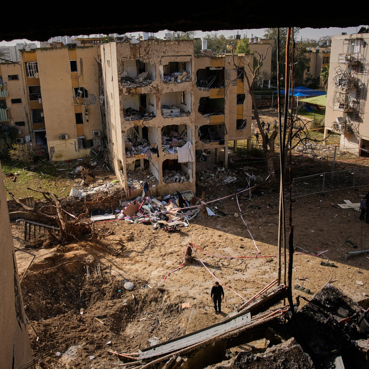 Iranische Raketenangriffe verursachten am Wochenende schwere Zerstörungen in Israel. - Foto: Ohad Zwigenberg/AP/dpa