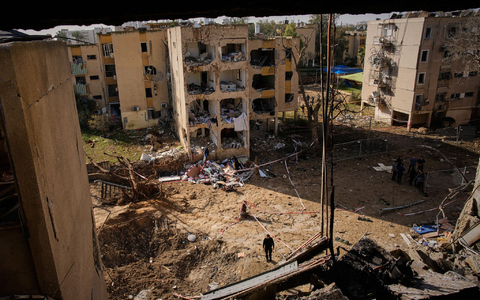 Iranische Raketenangriffe verursachten am Wochenende schwere Zerstörungen in Israel. - Foto: Ohad Zwigenberg/AP/dpa