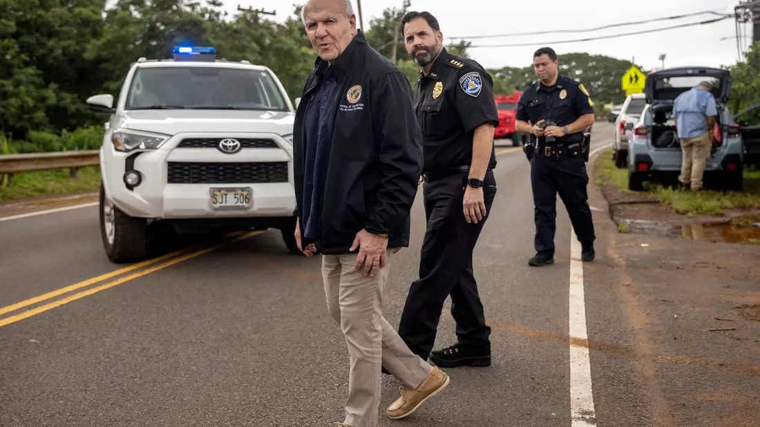 Der Bürgermeister von Honolulu, Rick Blangiardi (l), begutachtet die Hochwasserschäden. - Bild: Stephen Lam/San Francisco Chronicle/AP/dpa