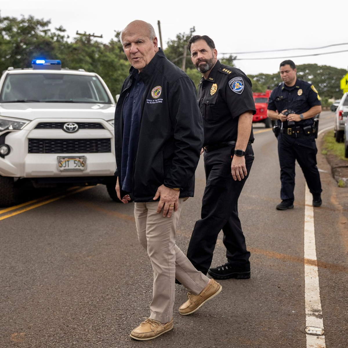 Der Bürgermeister von Honolulu, Rick Blangiardi (l), begutachtet die Hochwasserschäden. - Foto: Stephen Lam/San Francisco Chronicle/AP/dpa