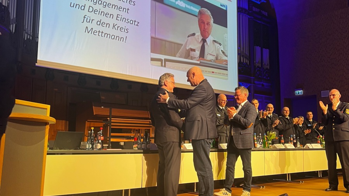 FW-Velbert: Feuerwehr Velbert blickt auf einsatzreiches Jahr zurück - Ehrungen und Zukunftsthemen im Fokus - Foto: presseportal.de